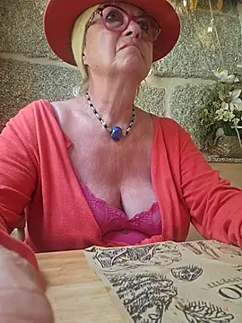 Webcam Model (Hot-Muci)  is live.Free join now!