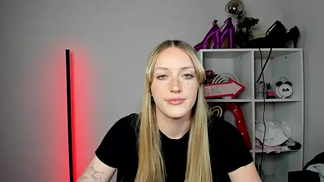 EvelynBlond webcam