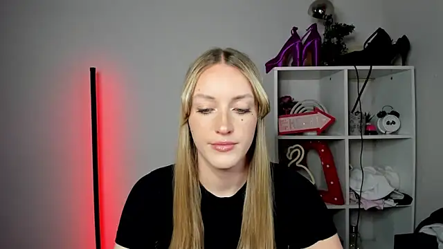 EvelynBlond webcam