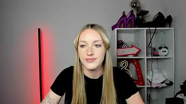 EvelynBlond webcam