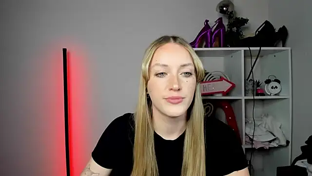 EvelynBlond webcam