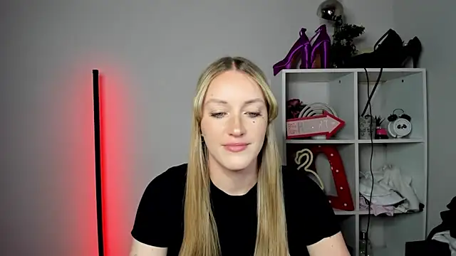 EvelynBlond webcam