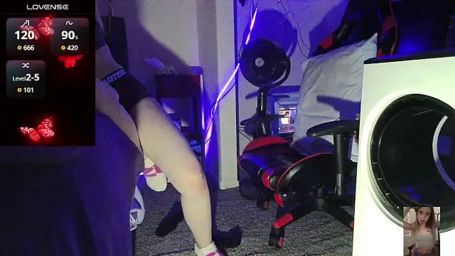 Blondiewithanass webcam