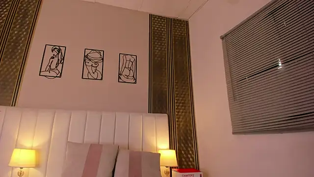 zoe_sky_ webcam