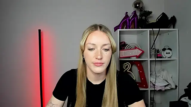 EvelynBlond webcam