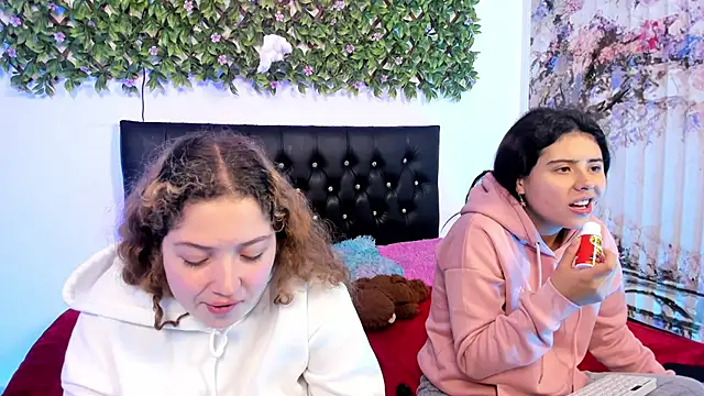 valeria_and_zoe webcam