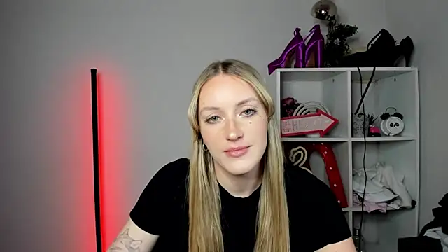 EvelynBlond webcam