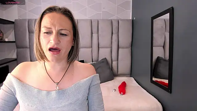 Charlot_milf webcam
