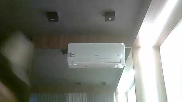 SkinnyKitten live sex cam