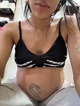 Webcam Model (pregnant_sofii18)  is live.Free join now!