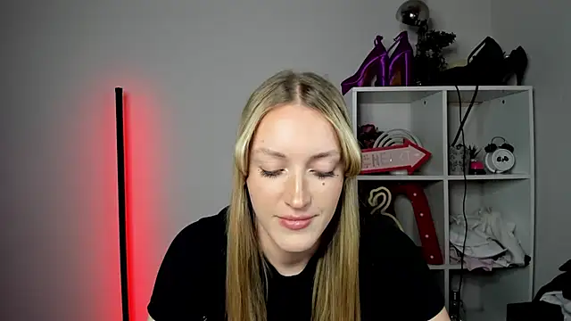 EvelynBlond webcam