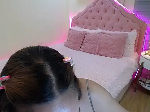 ur_seductivelaura webcam