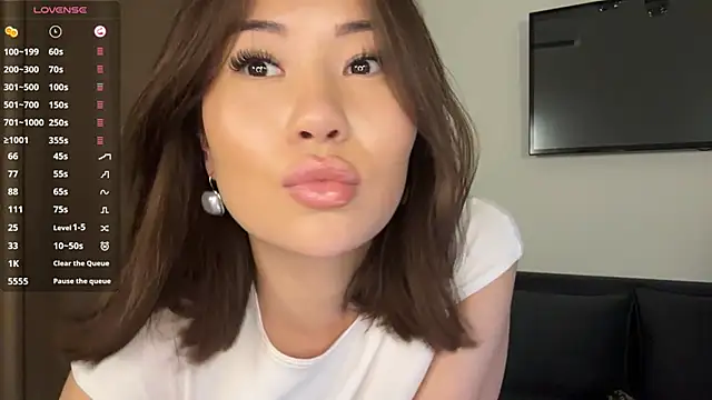 Ur_neighbor_Kira webcam
