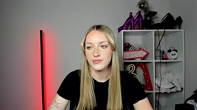 EvelynBlond webcam