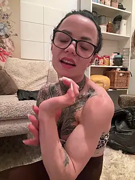SkinnyLilly webcam