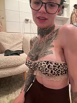 SkinnyLilly webcam