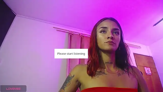 Ravyn_Rouge webcam