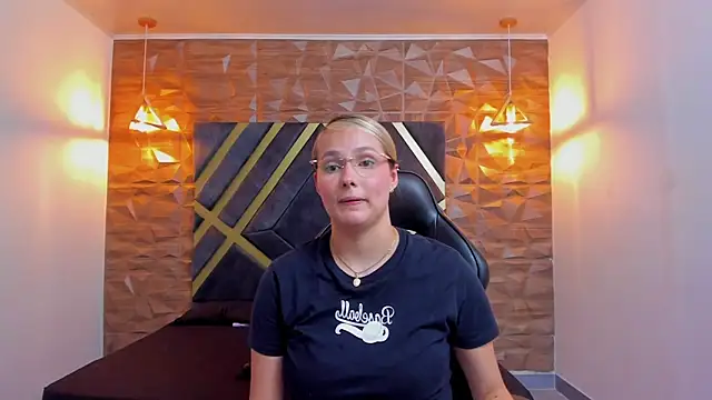 Emmaa_white_ webcam