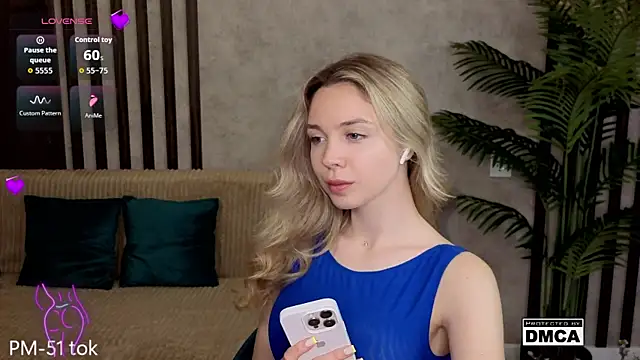 Holl1Would Stripchat cam model