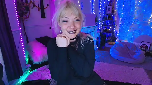 LunaWoolfie webcam