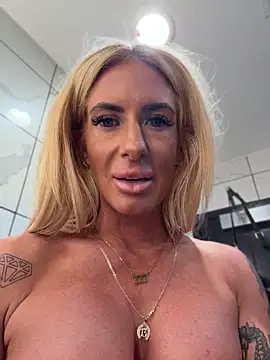blondiluvsanal webcam