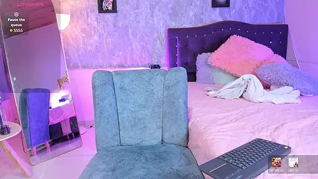 Lauren_smiles webcam