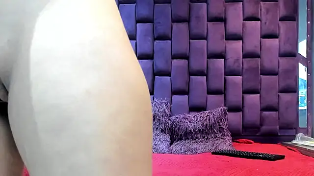 AlesiaLara webcam