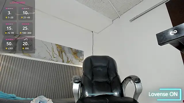 dyla_n18 (M young) - show my feet and take off my socks