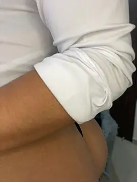 MiaJones21