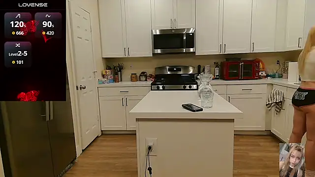 Blondiewithanass webcam