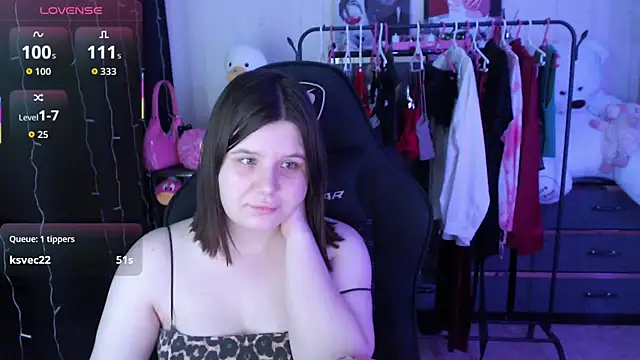 amyvibess (Ask my age) - Boobs in hands