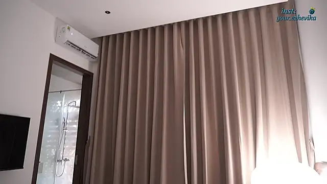 ItsEzheVika webcam