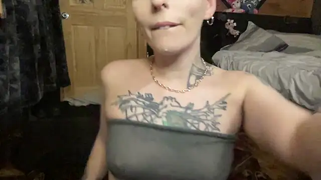 TeenyDoll from StripChat is Freechat