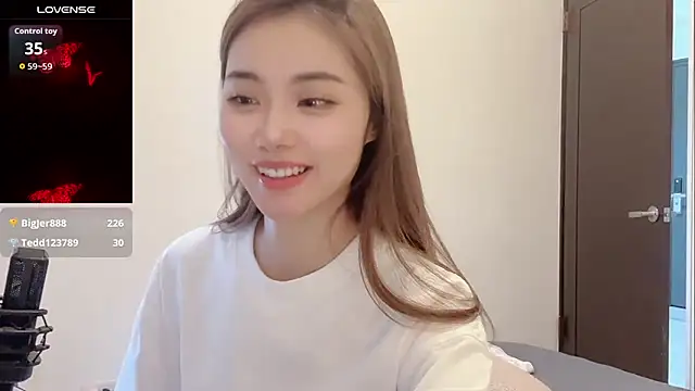 f888f (F young) - 💦近看今天有沒有穿內衣 給哥哥檢查
