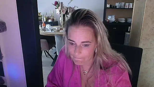 MystiqueMaven webcam
