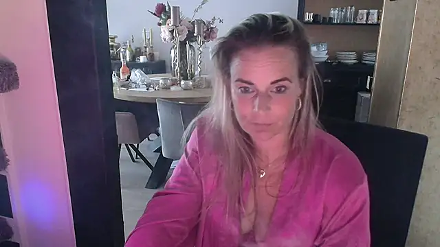 MystiqueMaven webcam