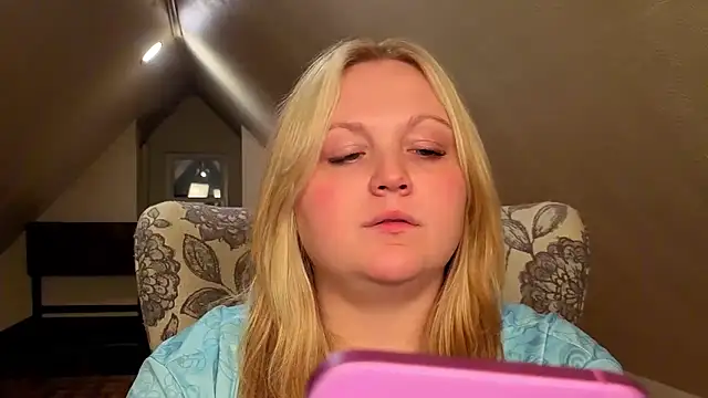 PhatAssBlond webcam
