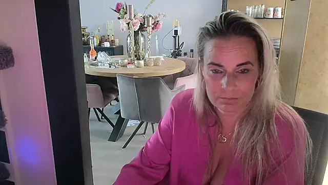 MystiqueMaven webcam