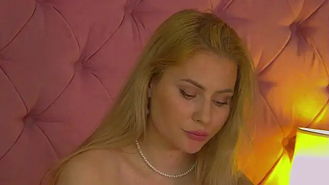 MisshaNight webcam