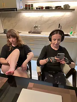 Nura_n_Sarah live sex cam