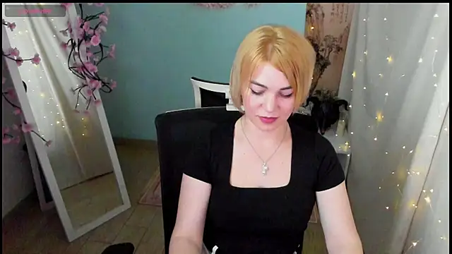 CuttieEmma webcam