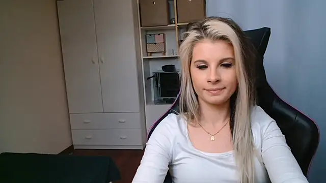 KristineGlow webcam