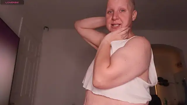 BellaBlueBBW webcam