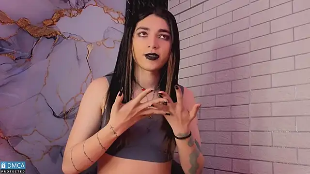 MaeveKuro webcam