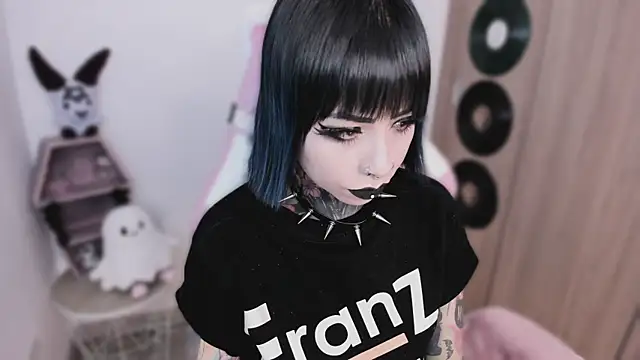 shes_creepy webcam