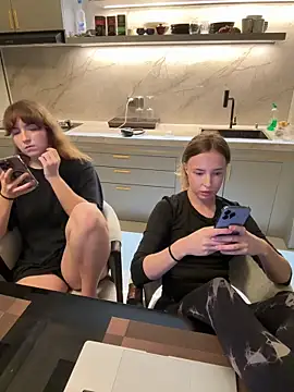 Nura_n_Sarah webcam