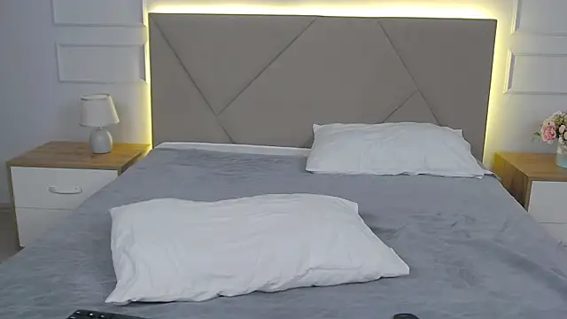 ArianaMilss webcam