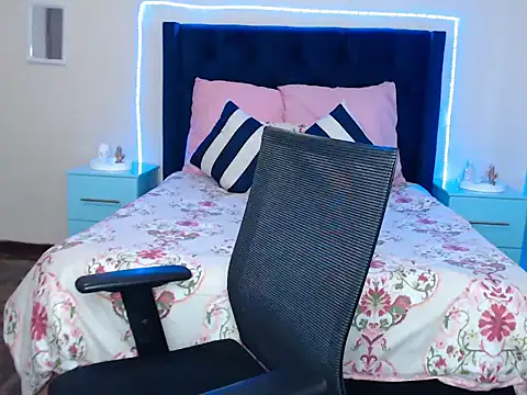 QUEENMANDYY webcam