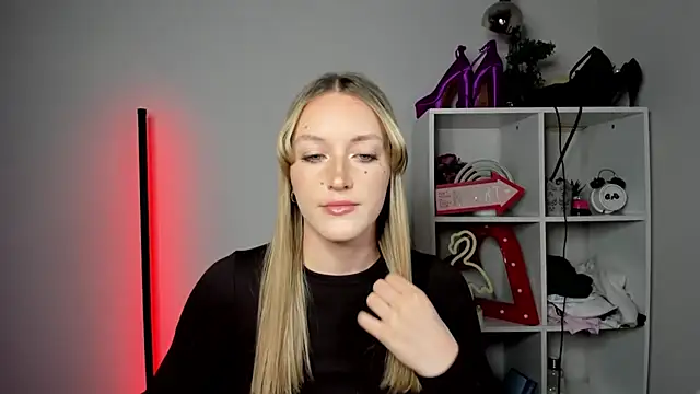 EvelynBlond webcam