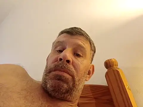 stud2512 (M mature) - Take jogging bottoms off 😀